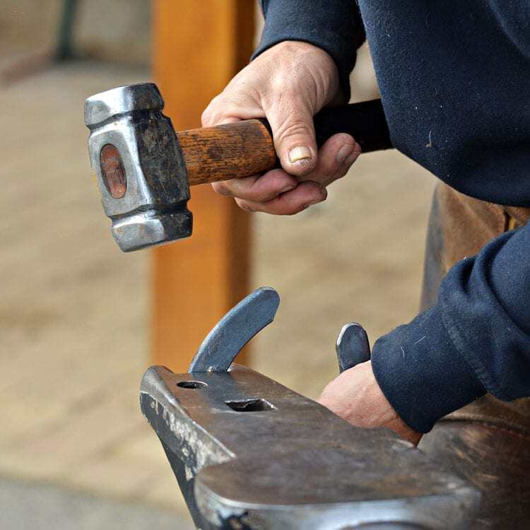 farrier-working-anvil